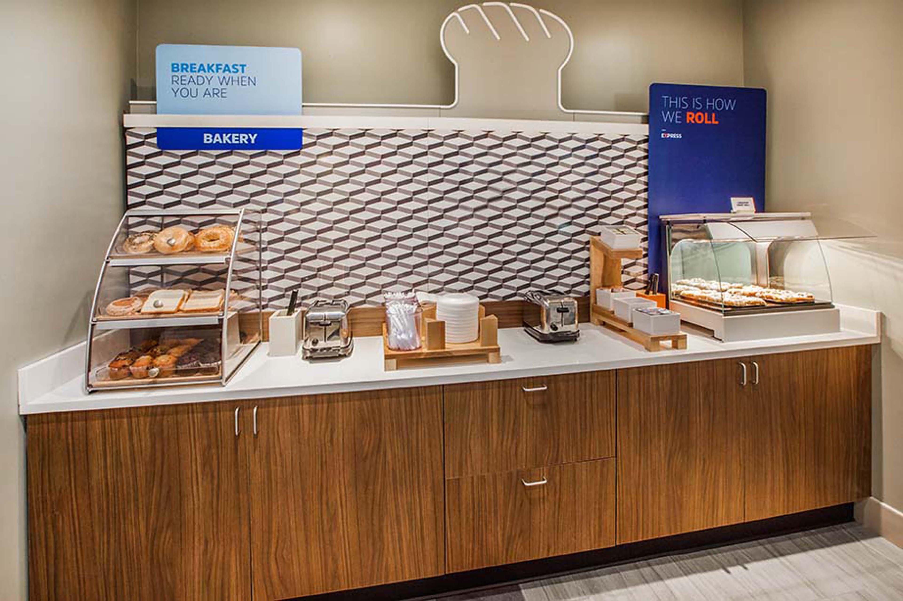 Holiday Inn Express Pembroke By Ihg Esterno foto