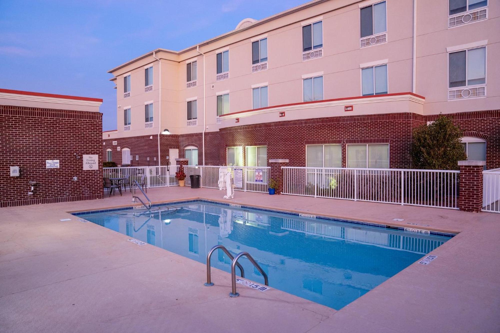 Holiday Inn Express Pembroke By Ihg Esterno foto